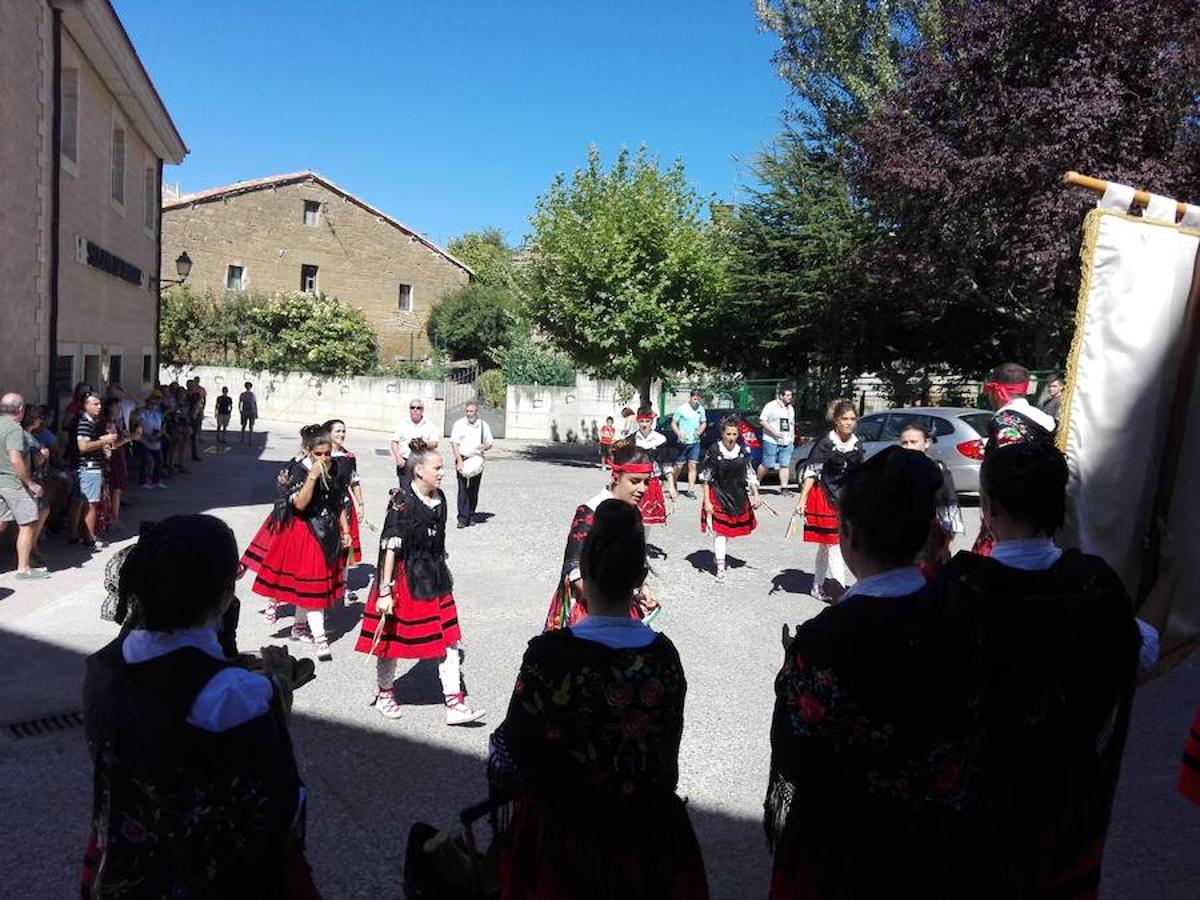 La Asociación de Mujeres de Ábalos lo ha vuelto a hacer. Van 21 años Amimación, puestos y música entre bodega y bodega para poder disfrutar de la cultura del vino.