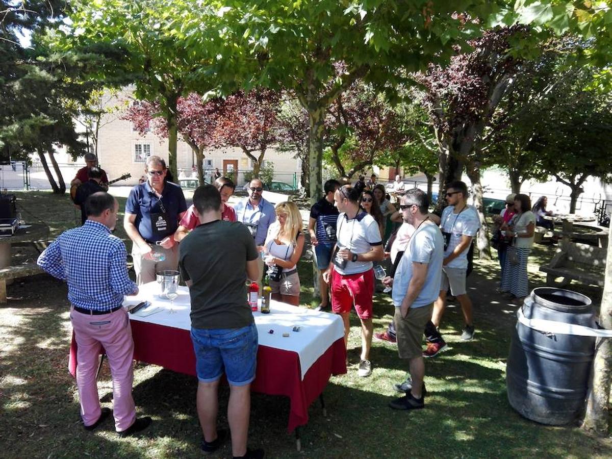 La Asociación de Mujeres de Ábalos lo ha vuelto a hacer. Van 21 años Amimación, puestos y música entre bodega y bodega para poder disfrutar de la cultura del vino.