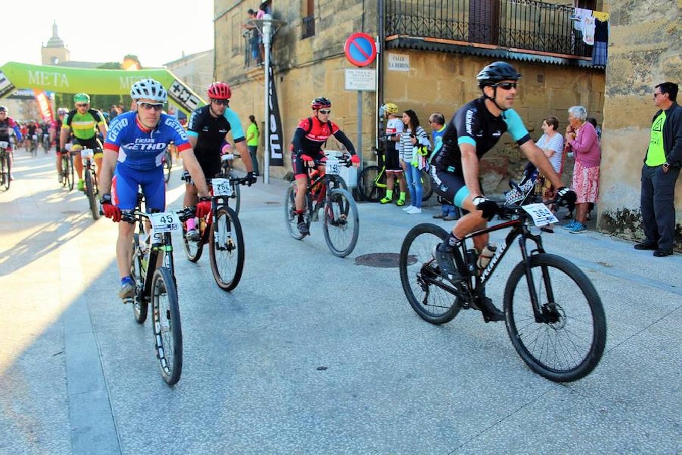 La IV marcha de bicicleta de montaña 'Hazla del Tirón' de Tirgo reunió a 400 corredores por un precioso recorrido en torno a los montes Oberenes.