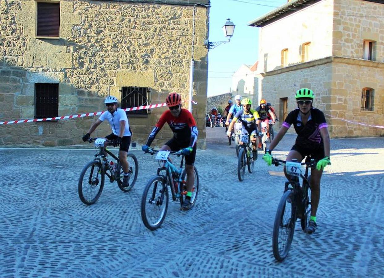 La IV marcha de bicicleta de montaña 'Hazla del Tirón' de Tirgo reunió a 400 corredores por un precioso recorrido en torno a los montes Oberenes.