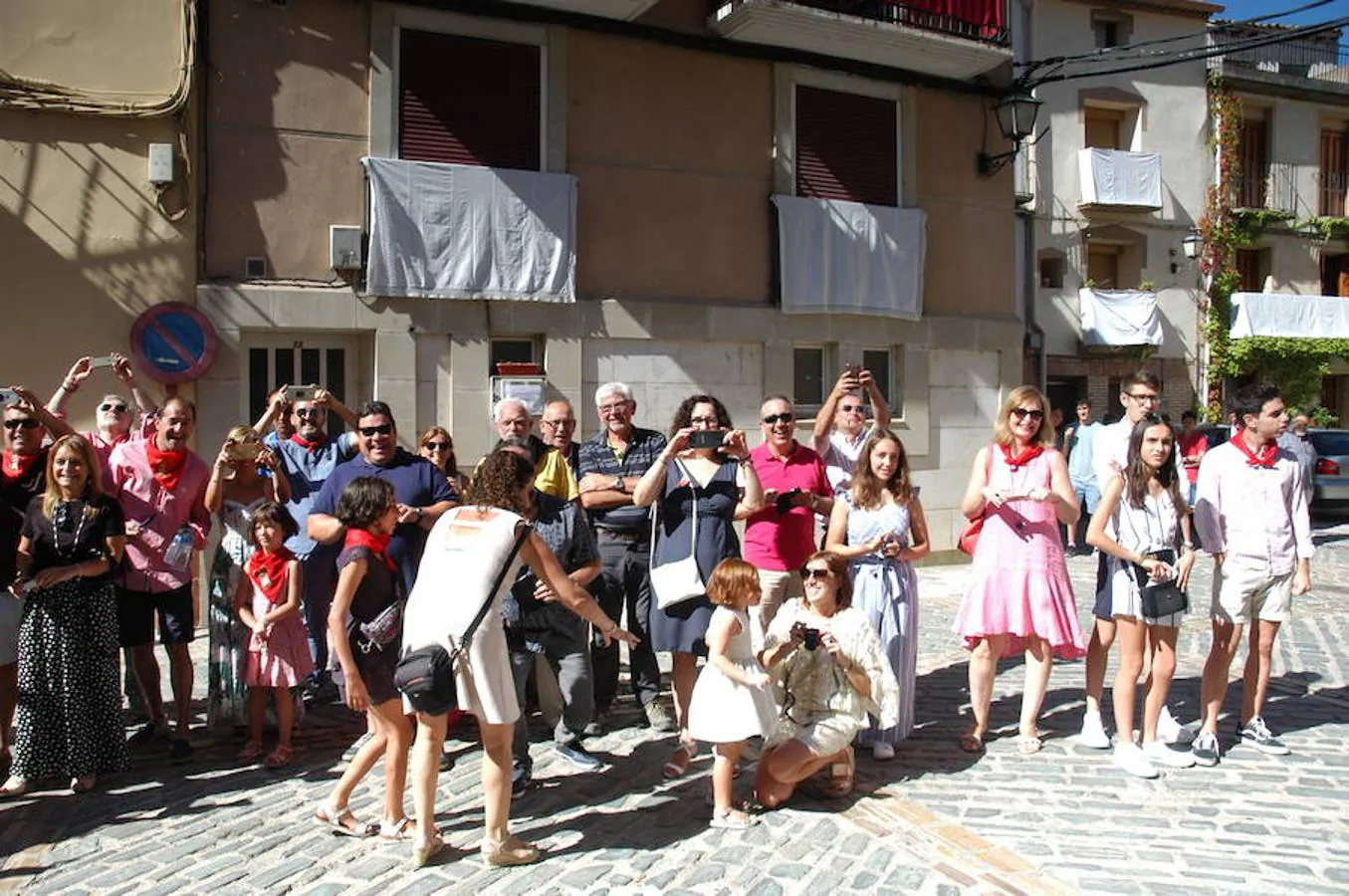 Procesión, misa, gaita y bailes conjuntos de las dos parroquias como festejo y comunión de los cerveranos en el día grande de sus fiestas. 