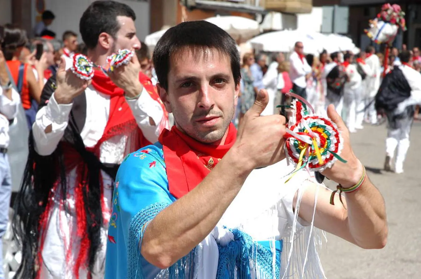 Procesión, misa, gaita y bailes conjuntos de las dos parroquias como festejo y comunión de los cerveranos en el día grande de sus fiestas. 