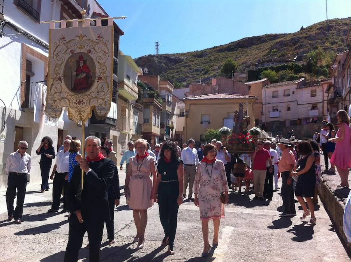 Procesión, misa, gaita y bailes conjuntos de las dos parroquias como festejo y comunión de los cerveranos en el día grande de sus fiestas. 