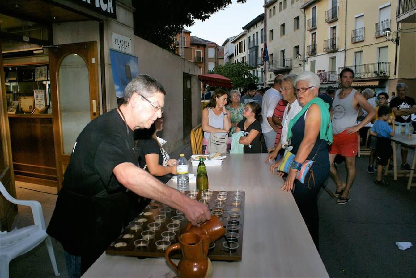 Imágenes correspondienetes al pregón de la investigadora Carmen Nájera Domingo como anticipo de las fiestas que arrancarán el próximo día 15. También se celebró una degustación en las calles. 