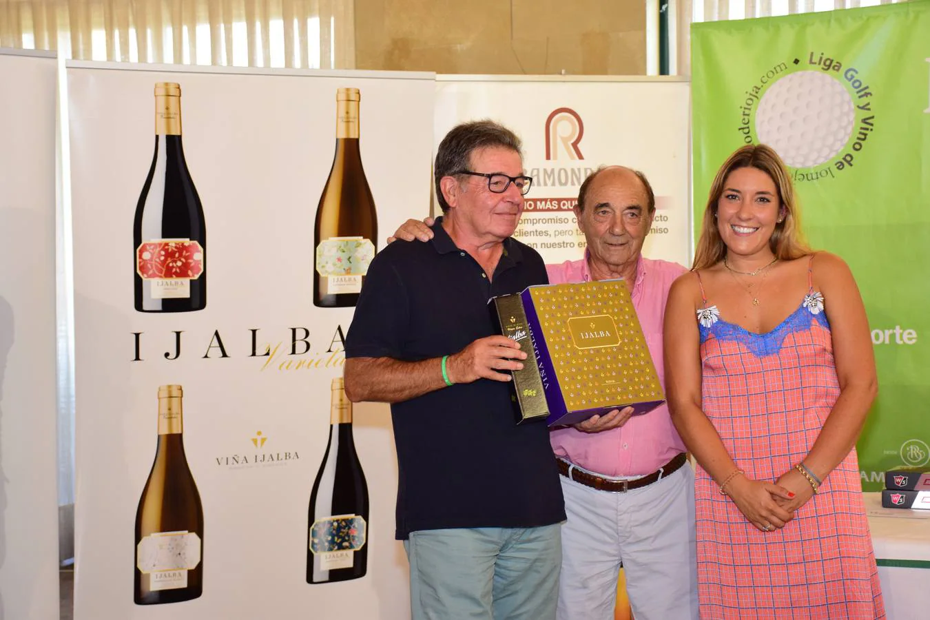 Entrega de premios a los ganadores del Torneo Viña Ijalba, de la Liga de Golf Vino de lomejordelvinoderioja.com.