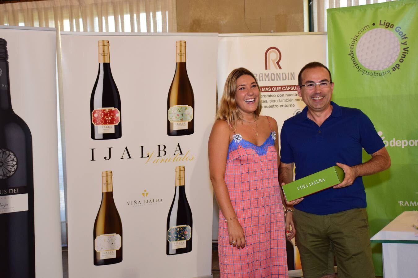 Entrega de premios a los ganadores del Torneo Viña Ijalba, de la Liga de Golf Vino de lomejordelvinoderioja.com.