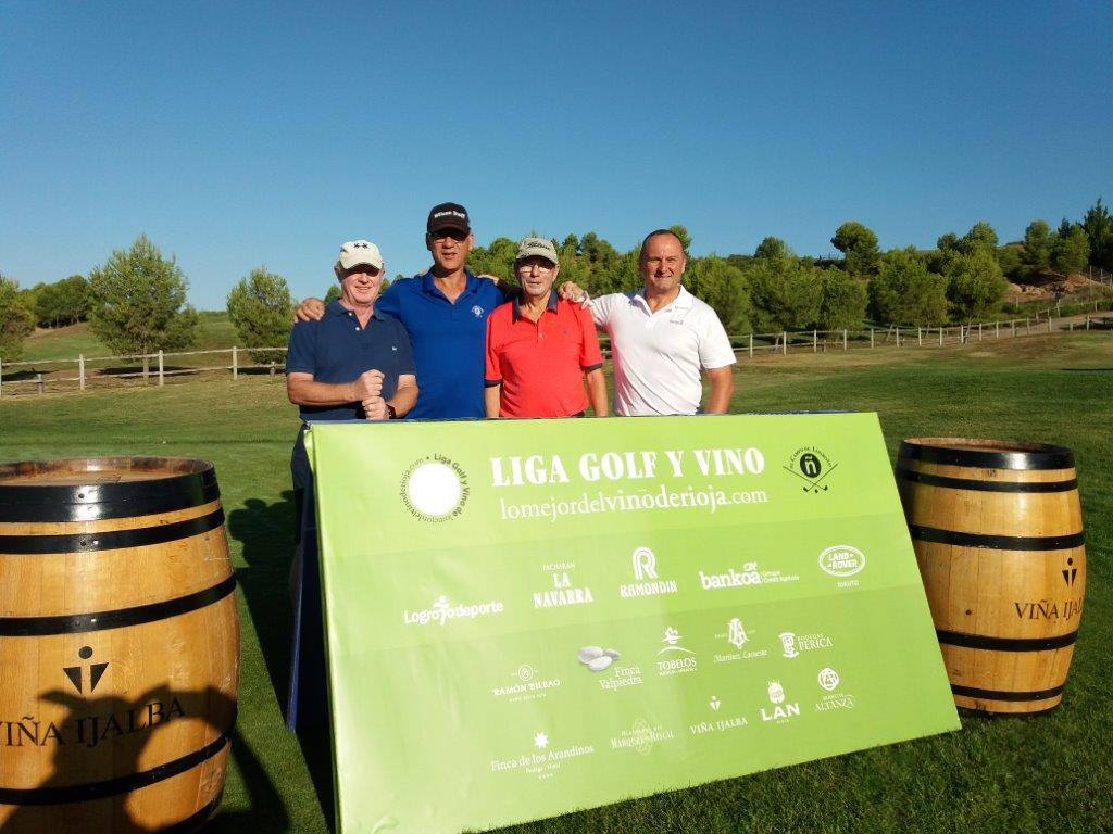 Fotos de salida de los jugadores participantes en el Torneo Viña Ijalba, de la Liga de Golf Vino de lomejordelvinoderioja.com