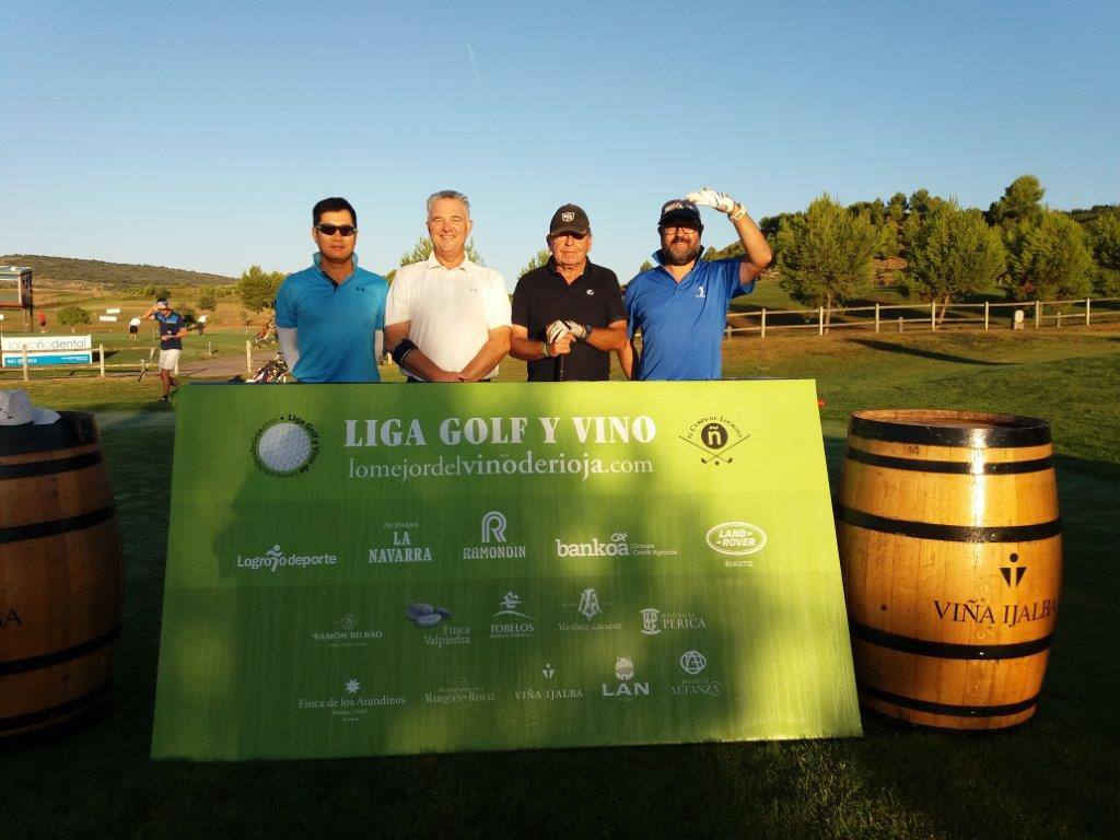 Fotos de salida de los jugadores participantes en el Torneo Viña Ijalba, de la Liga de Golf Vino de lomejordelvinoderioja.com