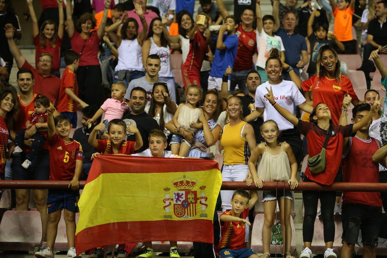 Mucho público y mucha juventud en Las Gaunas para animar a las chicas de la selección española en el partido de preparación contra Serbia y que se saldó con el triunfo de las nacionales por 3-0