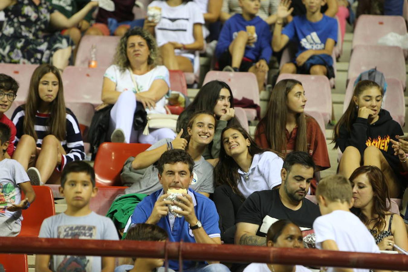 Mucho público y mucha juventud en Las Gaunas para animar a las chicas de la selección española en el partido de preparación contra Serbia y que se saldó con el triunfo de las nacionales por 3-0