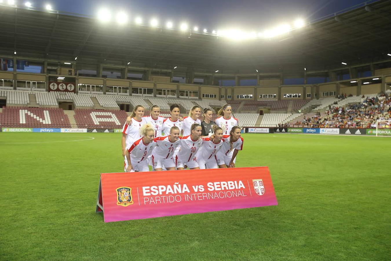 Mucho público y mucha juventud en Las Gaunas para animar a las chicas de la selección española en el partido de preparación contra Serbia y que se saldó con el triunfo de las nacionales por 3-0