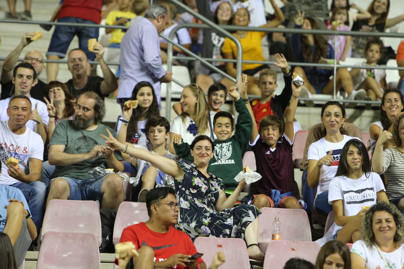 Mucho público y mucha juventud en Las Gaunas para animar a las chicas de la selección española en el partido de preparación contra Serbia y que se saldó con el triunfo de las nacionales por 3-0