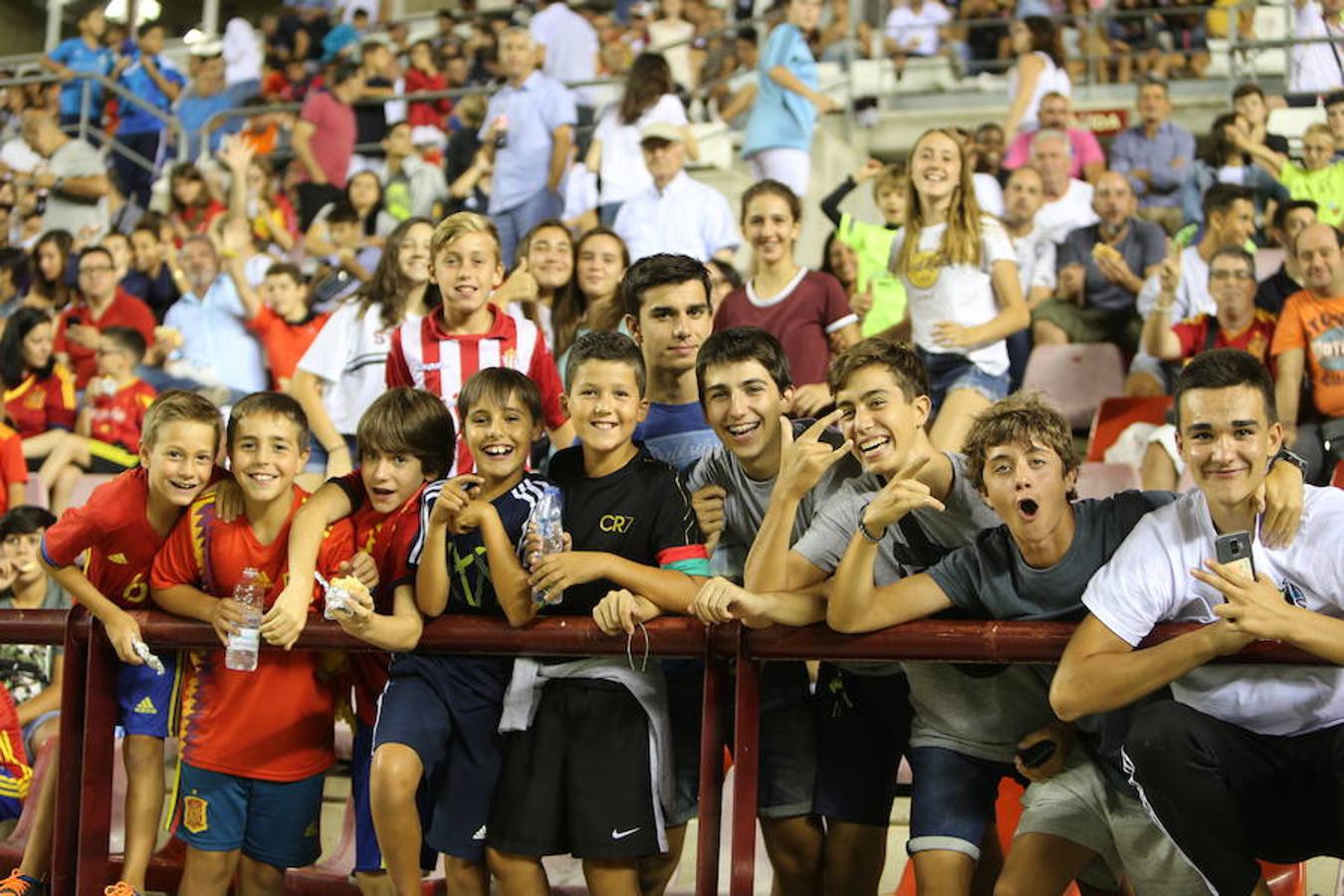 Mucho público y mucha juventud en Las Gaunas para animar a las chicas de la selección española en el partido de preparación contra Serbia y que se saldó con el triunfo de las nacionales por 3-0