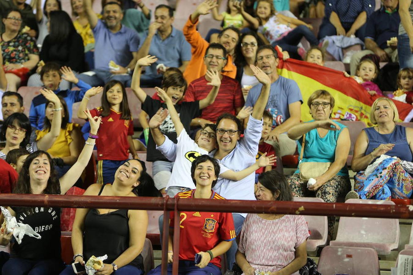 Mucho público y mucha juventud en Las Gaunas para animar a las chicas de la selección española en el partido de preparación contra Serbia y que se saldó con el triunfo de las nacionales por 3-0