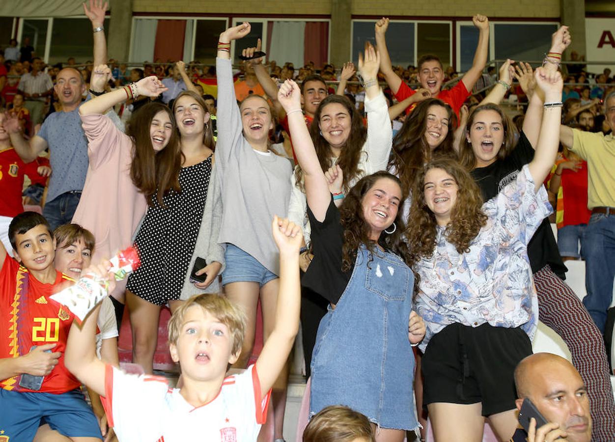 Mucho público y mucha juventud en Las Gaunas para animar a las chicas de la selección española en el partido de preparación contra Serbia y que se saldó con el triunfo de las nacionales por 3-0