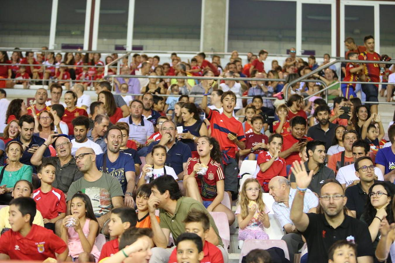 Mucho público y mucha juventud en Las Gaunas para animar a las chicas de la selección española en el partido de preparación contra Serbia y que se saldó con el triunfo de las nacionales por 3-0