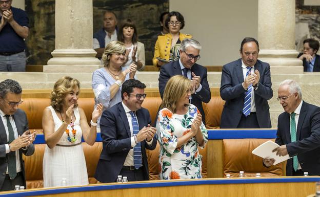 Ceniceros recibe el aplauso de sus compañeros de bancada tras su intervención. 