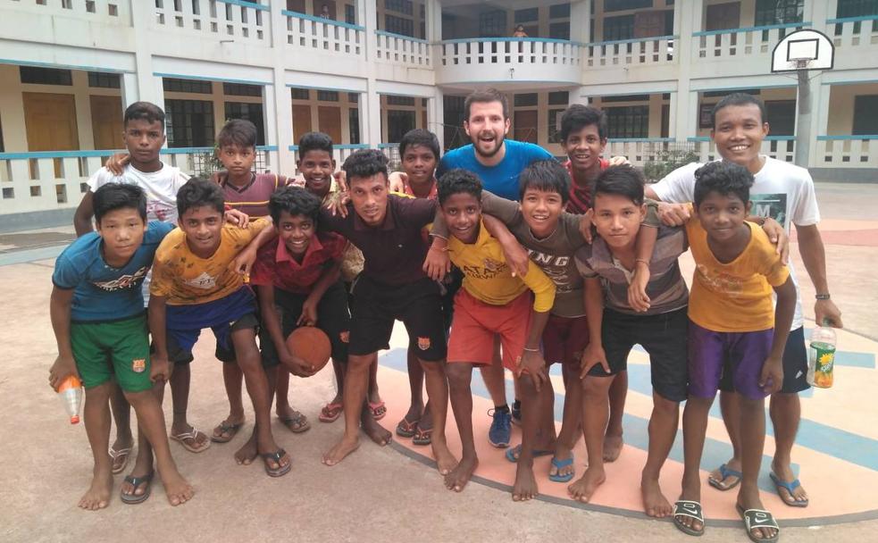 Jaime Ibáñez Ruiz posa con un grupo de alumnos del centro de Giasnogor.