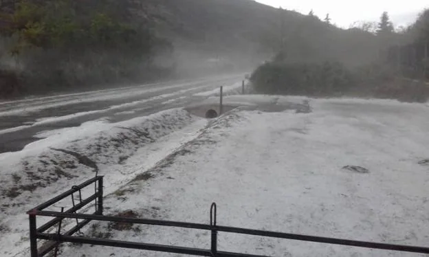 Carretera de las aldeas de Ezcaray cubierta de granizo ayer. :: b. sáenz