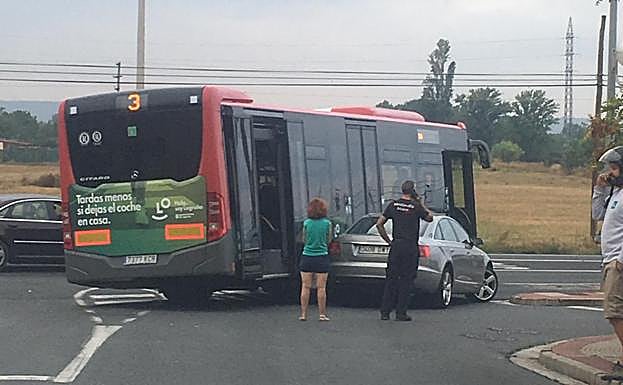 Choque entre un coche y un autobús en Villamediana