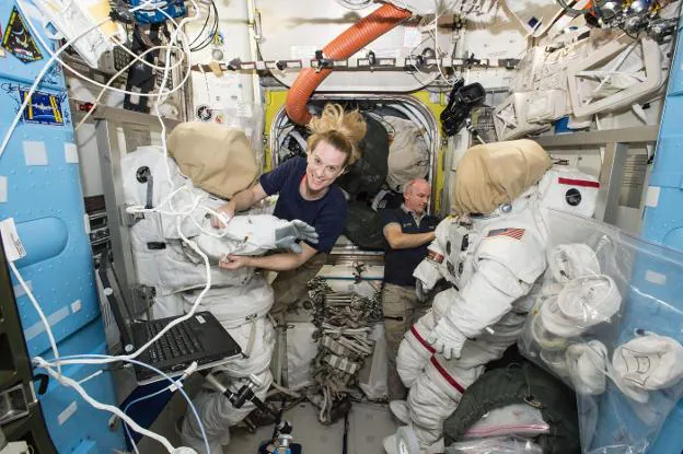 Dos astronautas preparan los trajes para salir al exterior de la Estación Espacial Internacional. :: efe