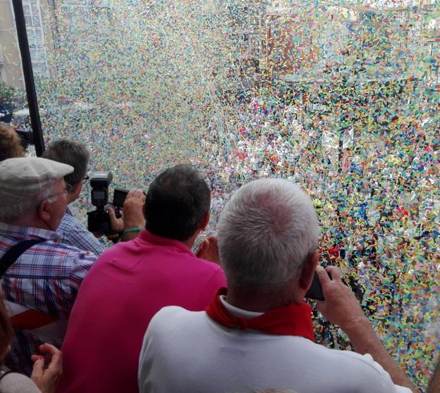 Momentos después de disparar el cohete anunciador, una nube de confeti de colores invadió la plaza de la Paz. :: 