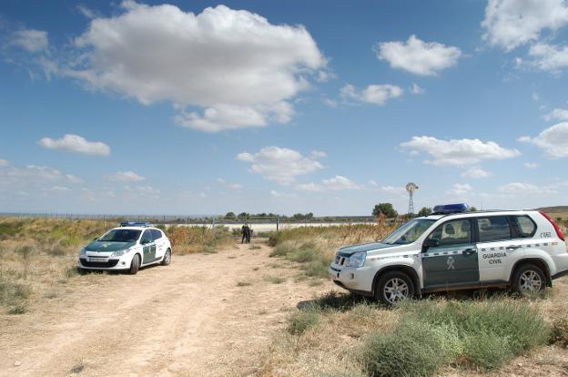 Parte de los equipos de la Guardia Civil desplazados hasta la balsa de riego, durante las tareas de búsqueda de indicios para esclarecer el crimen. :: s.s.j.