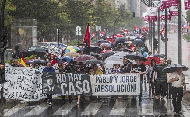 La manifestación recorre las calles de Logroño a pesar de la pésima climatología. 