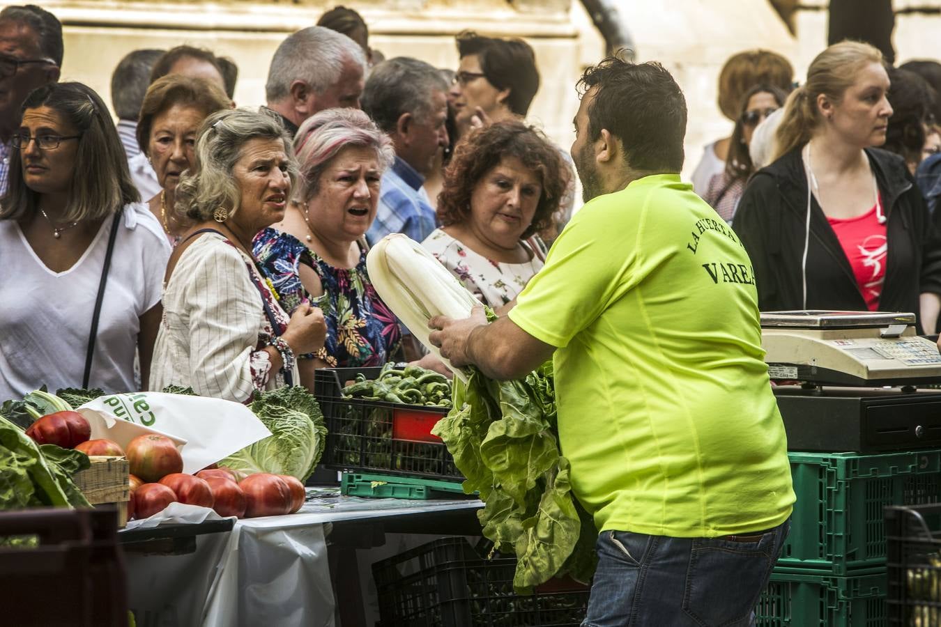 Javier Sampedro y Francisca Allo, ambos de Lardero, han ganado el 50 Concurso Agrícola de La Rioja en las categorías de frutas y hortalizas, respectivamente. Numeroso público ha disfrutado del sol radiante que ha lucido este domingo en Logroño y ha visitado los puestos instalados por 14 agricultores en la céntrica calle Portales, donde también se han podido adquirir los productos de la huerta riojana. Esta actividad, organizada por la Fundación Caja Rioja y Bankia, ha cumplido medio siglo de historia y supone una de las citas más tradicionales como prolegómeno a las fiestas de la vendimia.