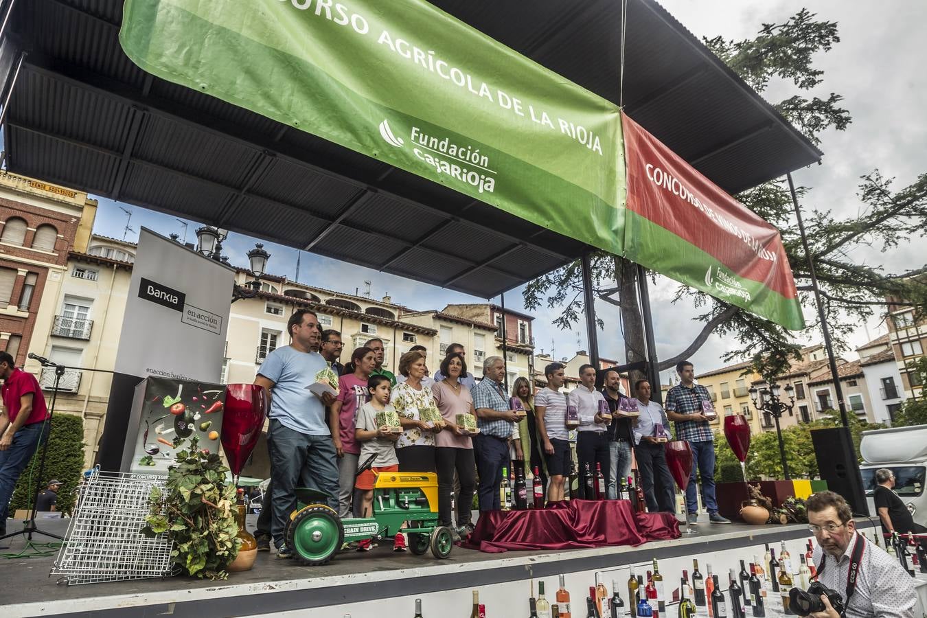 Javier Sampedro y Francisca Allo, ambos de Lardero, han ganado el 50 Concurso Agrícola de La Rioja en las categorías de frutas y hortalizas, respectivamente. Numeroso público ha disfrutado del sol radiante que ha lucido este domingo en Logroño y ha visitado los puestos instalados por 14 agricultores en la céntrica calle Portales, donde también se han podido adquirir los productos de la huerta riojana. Esta actividad, organizada por la Fundación Caja Rioja y Bankia, ha cumplido medio siglo de historia y supone una de las citas más tradicionales como prolegómeno a las fiestas de la vendimia.