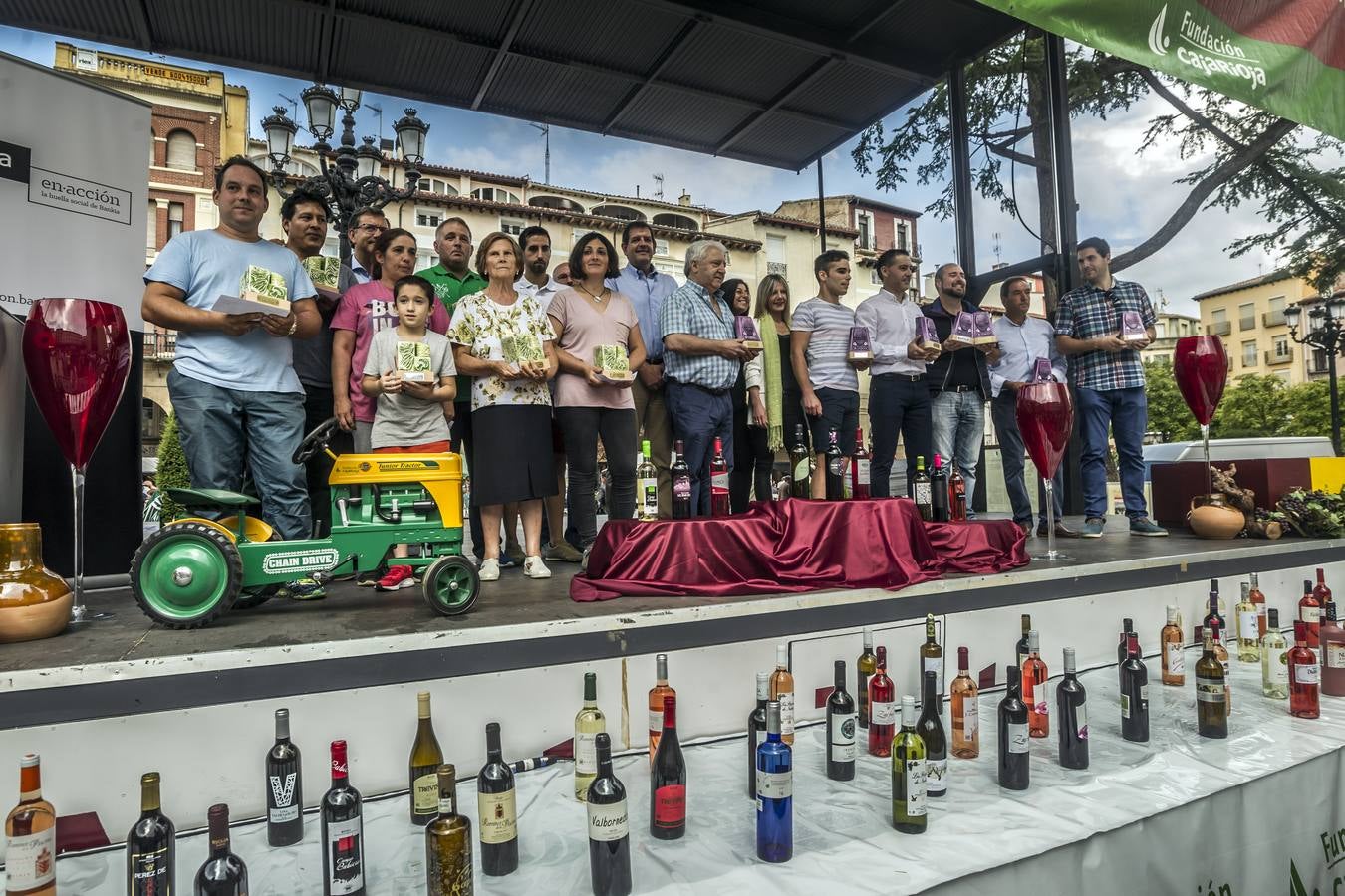 Javier Sampedro y Francisca Allo, ambos de Lardero, han ganado el 50 Concurso Agrícola de La Rioja en las categorías de frutas y hortalizas, respectivamente. Numeroso público ha disfrutado del sol radiante que ha lucido este domingo en Logroño y ha visitado los puestos instalados por 14 agricultores en la céntrica calle Portales, donde también se han podido adquirir los productos de la huerta riojana. Esta actividad, organizada por la Fundación Caja Rioja y Bankia, ha cumplido medio siglo de historia y supone una de las citas más tradicionales como prolegómeno a las fiestas de la vendimia.