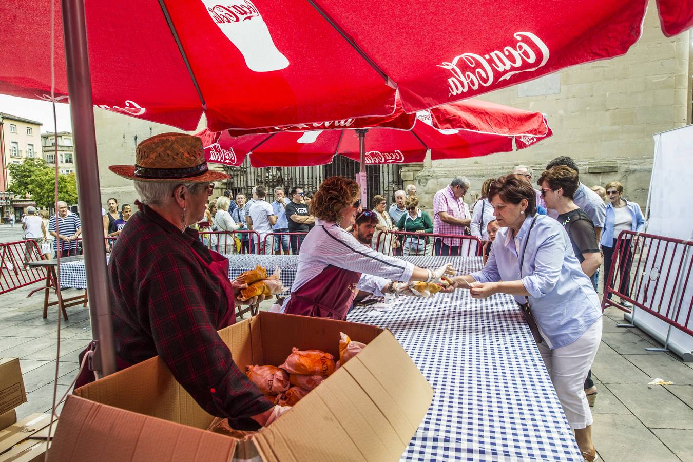 Javier Sampedro y Francisca Allo, ambos de Lardero, han ganado el 50 Concurso Agrícola de La Rioja en las categorías de frutas y hortalizas, respectivamente. Numeroso público ha disfrutado del sol radiante que ha lucido este domingo en Logroño y ha visitado los puestos instalados por 14 agricultores en la céntrica calle Portales, donde también se han podido adquirir los productos de la huerta riojana. Esta actividad, organizada por la Fundación Caja Rioja y Bankia, ha cumplido medio siglo de historia y supone una de las citas más tradicionales como prolegómeno a las fiestas de la vendimia.