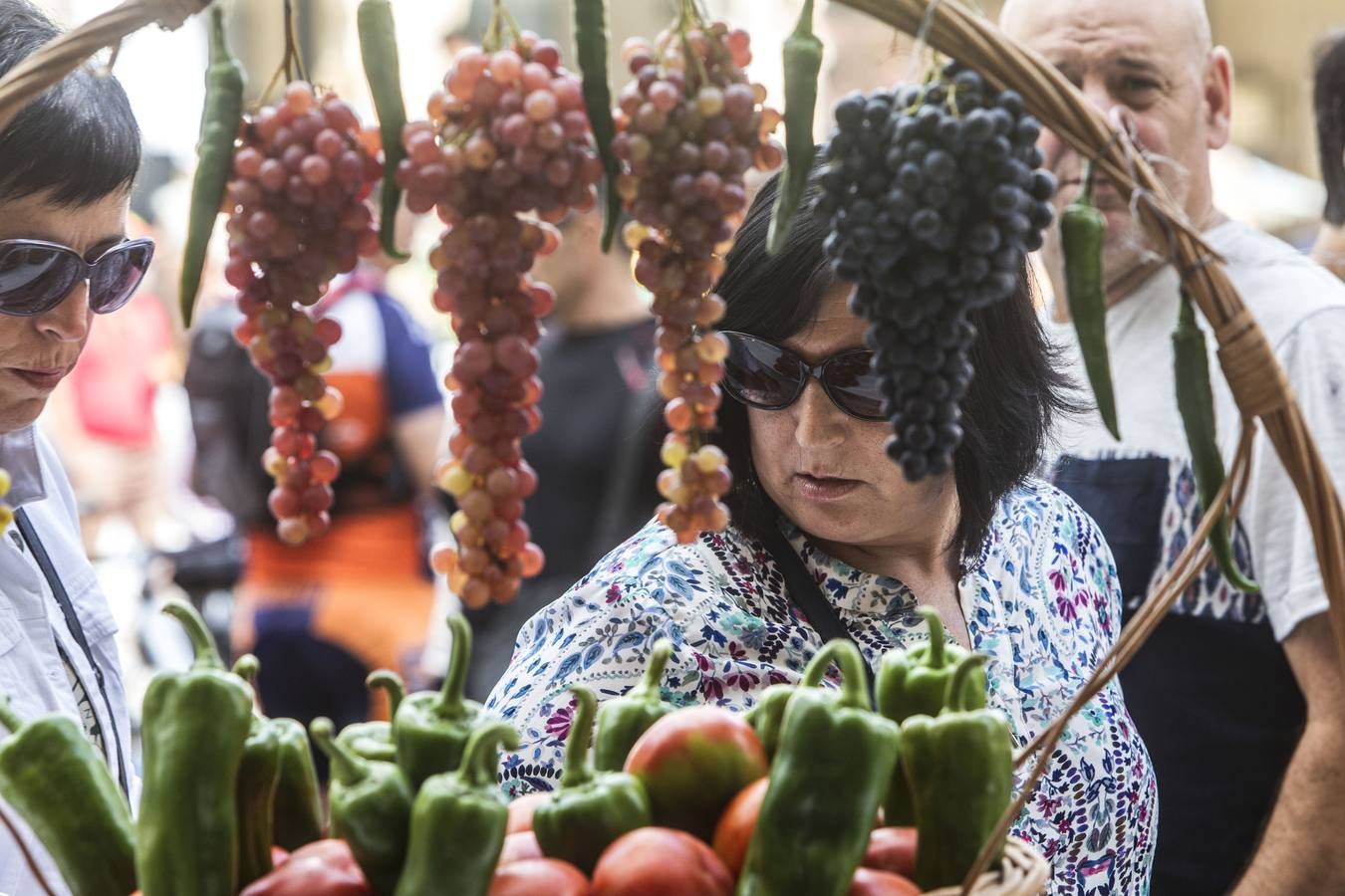 Javier Sampedro y Francisca Allo, ambos de Lardero, han ganado el 50 Concurso Agrícola de La Rioja en las categorías de frutas y hortalizas, respectivamente. Numeroso público ha disfrutado del sol radiante que ha lucido este domingo en Logroño y ha visitado los puestos instalados por 14 agricultores en la céntrica calle Portales, donde también se han podido adquirir los productos de la huerta riojana. Esta actividad, organizada por la Fundación Caja Rioja y Bankia, ha cumplido medio siglo de historia y supone una de las citas más tradicionales como prolegómeno a las fiestas de la vendimia.