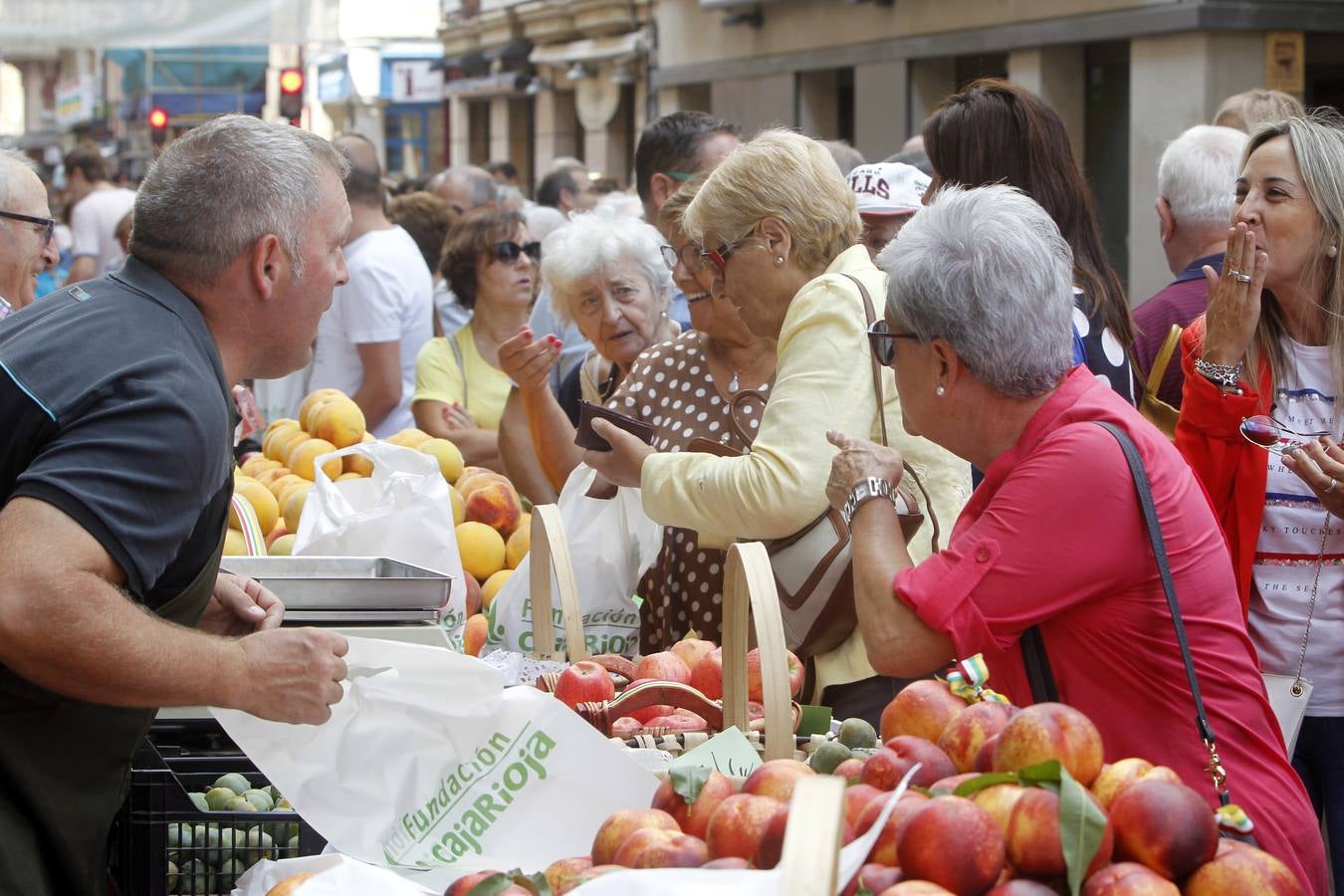 Javier Sampedro y Francisca Allo, ambos de Lardero, han ganado el 50 Concurso Agrícola de La Rioja en las categorías de frutas y hortalizas, respectivamente. Numeroso público ha disfrutado del sol radiante que ha lucido este domingo en Logroño y ha visitado los puestos instalados por 14 agricultores en la céntrica calle Portales, donde también se han podido adquirir los productos de la huerta riojana. Esta actividad, organizada por la Fundación Caja Rioja y Bankia, ha cumplido medio siglo de historia y supone una de las citas más tradicionales como prolegómeno a las fiestas de la vendimia.