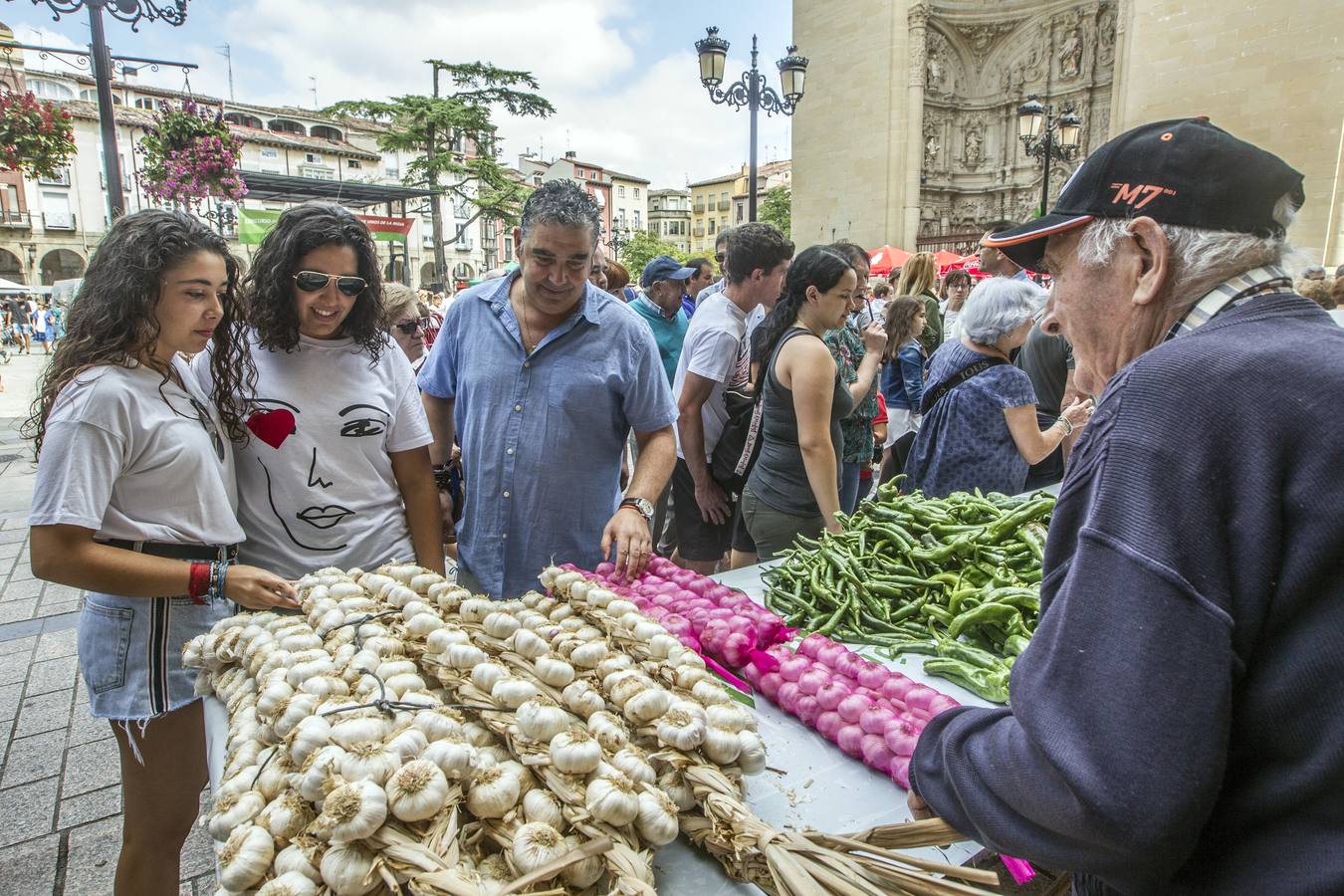 Javier Sampedro y Francisca Allo, ambos de Lardero, han ganado el 50 Concurso Agrícola de La Rioja en las categorías de frutas y hortalizas, respectivamente. Numeroso público ha disfrutado del sol radiante que ha lucido este domingo en Logroño y ha visitado los puestos instalados por 14 agricultores en la céntrica calle Portales, donde también se han podido adquirir los productos de la huerta riojana. Esta actividad, organizada por la Fundación Caja Rioja y Bankia, ha cumplido medio siglo de historia y supone una de las citas más tradicionales como prolegómeno a las fiestas de la vendimia.