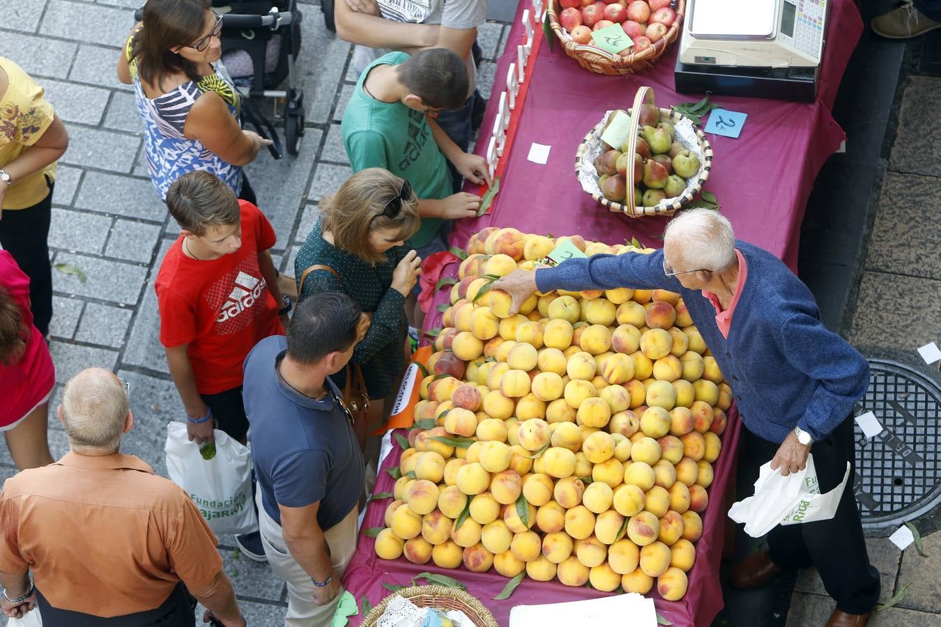 Javier Sampedro y Francisca Allo, ambos de Lardero, han ganado el 50 Concurso Agrícola de La Rioja en las categorías de frutas y hortalizas, respectivamente. Numeroso público ha disfrutado del sol radiante que ha lucido este domingo en Logroño y ha visitado los puestos instalados por 14 agricultores en la céntrica calle Portales, donde también se han podido adquirir los productos de la huerta riojana. Esta actividad, organizada por la Fundación Caja Rioja y Bankia, ha cumplido medio siglo de historia y supone una de las citas más tradicionales como prolegómeno a las fiestas de la vendimia.