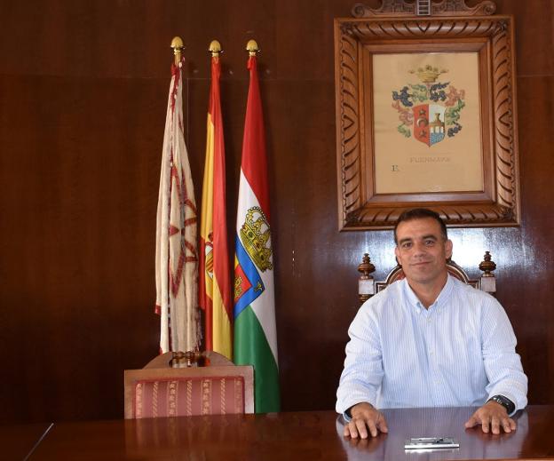 El alcalde de Fuenmayor, Alberto Peso, en el salón de plenos. 