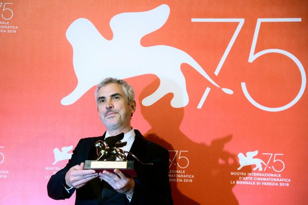 El director mexicano Alfonso Cuarón, con el León de Oro  de la Mostra de Venecia. :: Filippo MONTEFORTE / afp