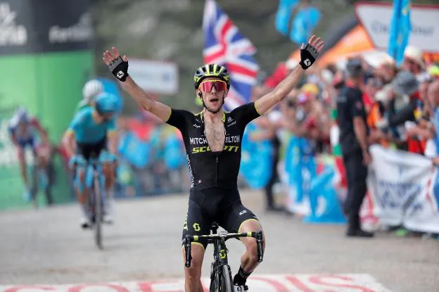 El británico Simon Yates celebra su victoria en Praeres. :: Manuel Bruque / EFE