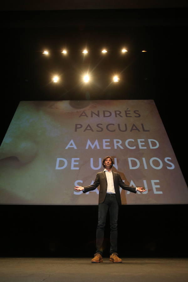 El abogado y escritor logroñés Andrés Pascual ha presentado esta tarde su nueva novela, 'A merced de un dios salvaje' (Espasa, 2018), en el palacio de congresos Riojafórum en el marco de un «acto institucional».