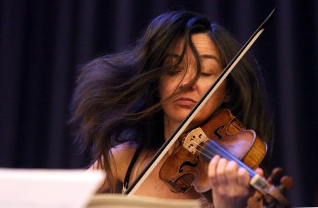 La violinista Ina Tur Bonet. ::
