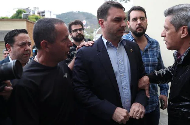 Flavio Bolsonaro, hijo del candidato ultra, a su llegada al hospital donde está ingresado su padre. :: reuters