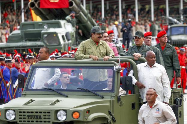 Maduro, en un acto militar que celebró en abril el 16 aniversario de la vuelta al poder de Chávez. :: efe