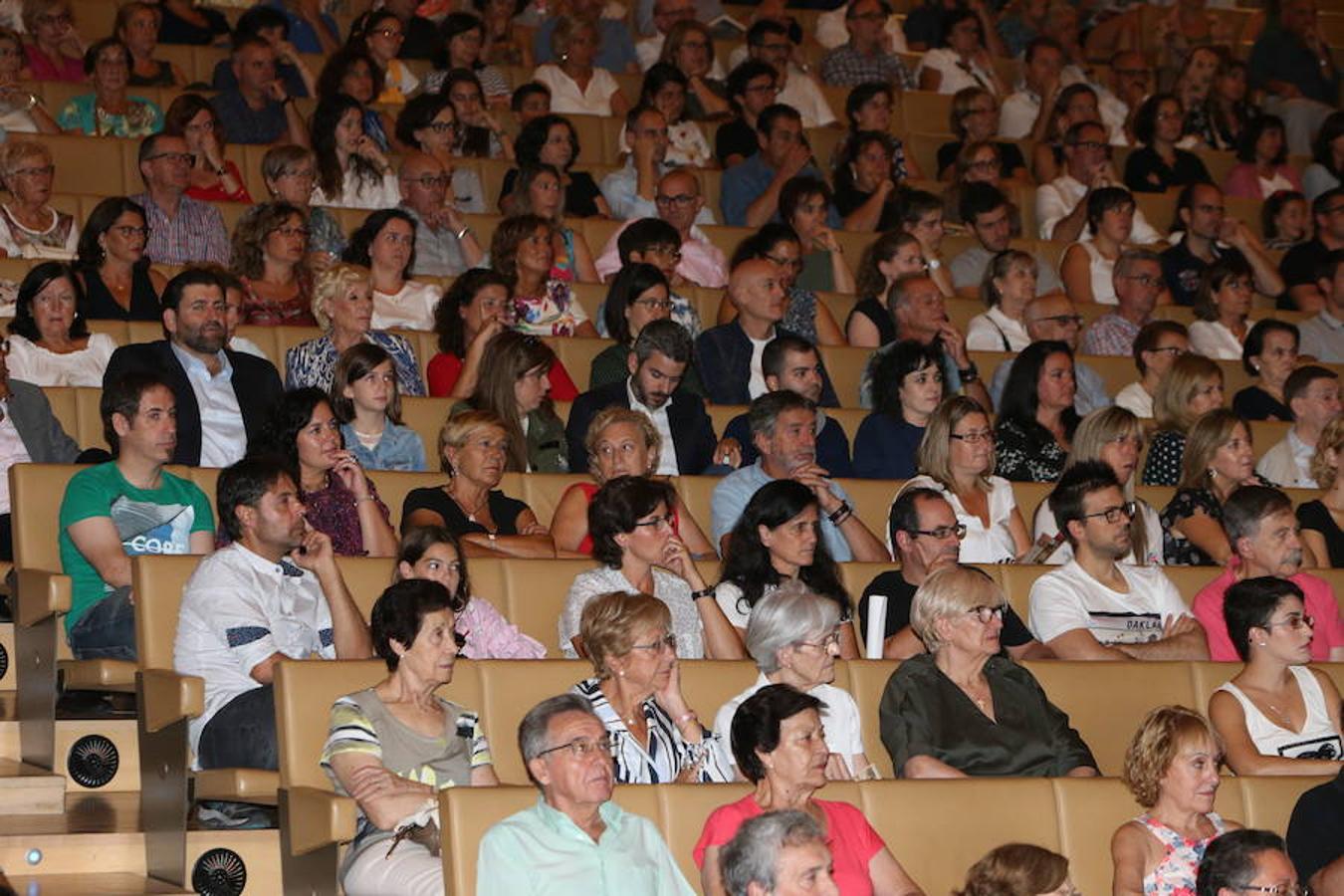 El abogado y escritor logroñés Andrés Pascual ha presentado esta tarde su nueva novela, 'A merced de un dios salvaje' (Espasa, 2018), en el palacio de congresos Riojafórum en el marco de un «acto institucional».