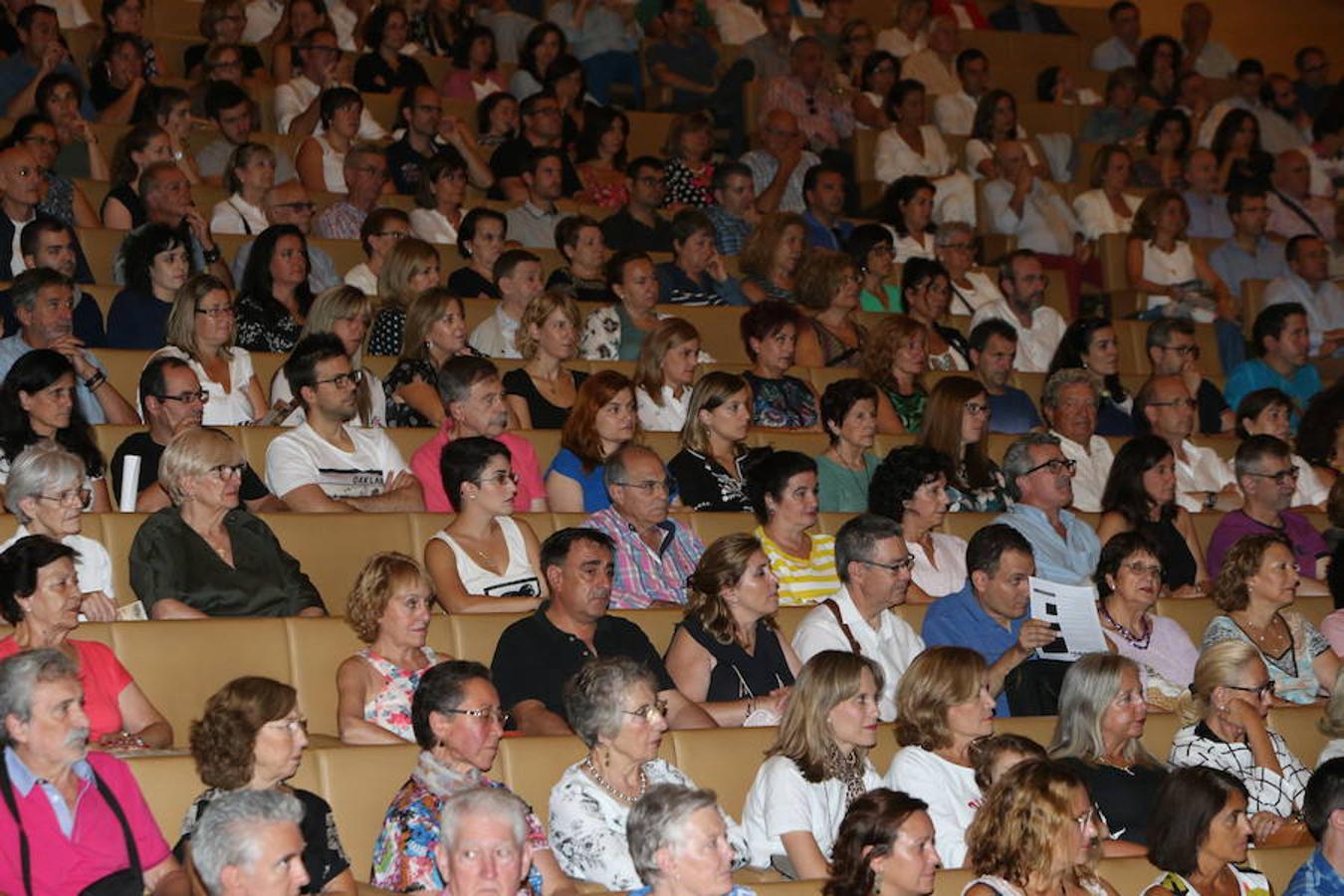 El abogado y escritor logroñés Andrés Pascual ha presentado esta tarde su nueva novela, 'A merced de un dios salvaje' (Espasa, 2018), en el palacio de congresos Riojafórum en el marco de un «acto institucional».