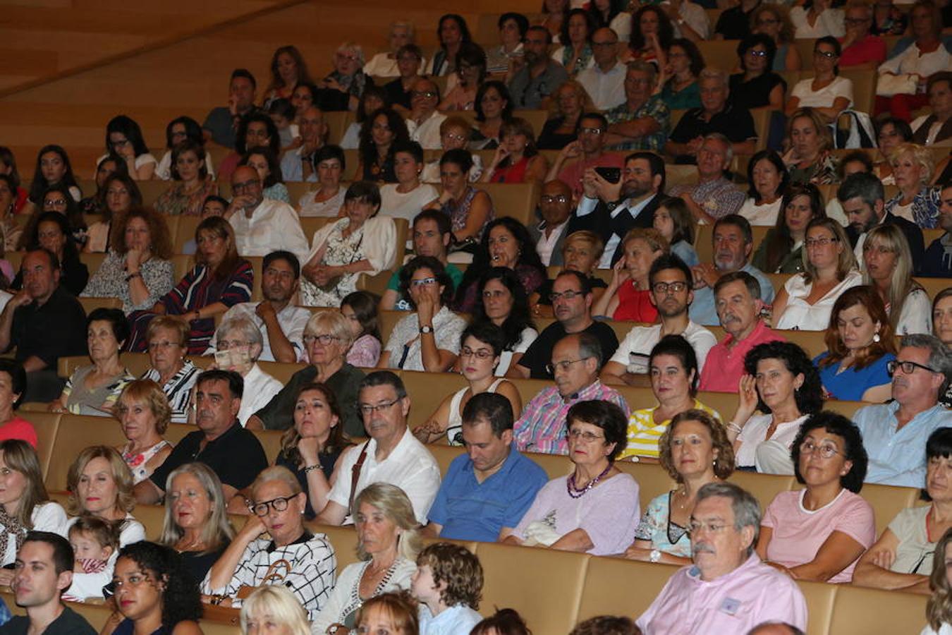 El abogado y escritor logroñés Andrés Pascual ha presentado esta tarde su nueva novela, 'A merced de un dios salvaje' (Espasa, 2018), en el palacio de congresos Riojafórum en el marco de un «acto institucional».