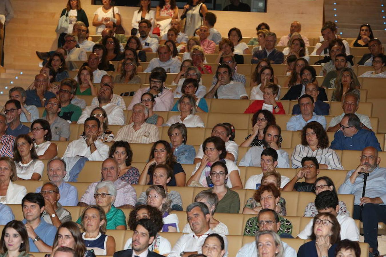 El abogado y escritor logroñés Andrés Pascual ha presentado esta tarde su nueva novela, 'A merced de un dios salvaje' (Espasa, 2018), en el palacio de congresos Riojafórum en el marco de un «acto institucional».