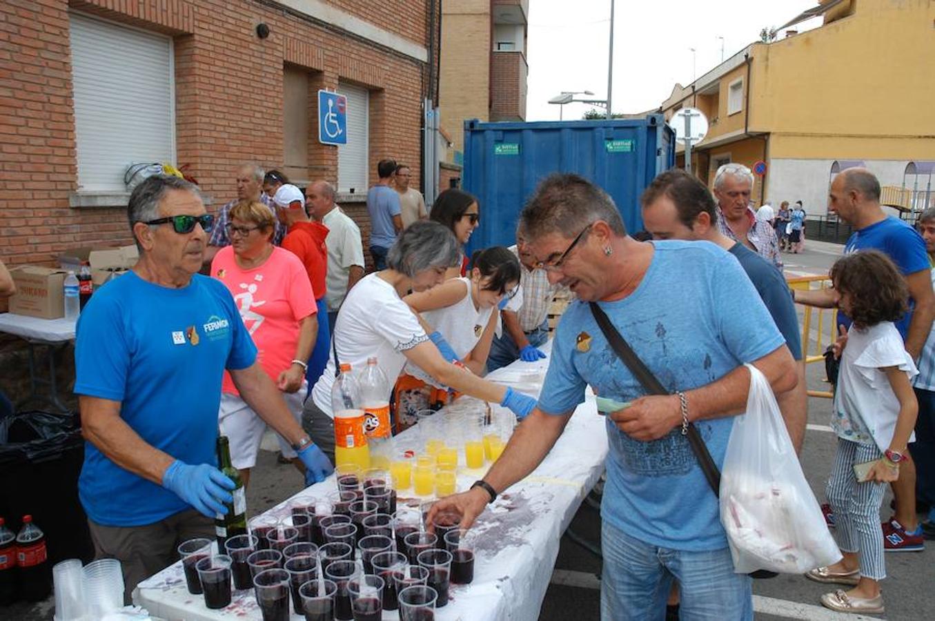 Celebración del XXX festival de la seta, el champiñón y el pimiento celebrado ayer en Pradejón con motivo de las fiestas de San Antonio