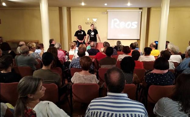 Jairo Morga (iz.) con Jorge Merino, en la proyección del documental Reos en el Ateneo Riojano. 