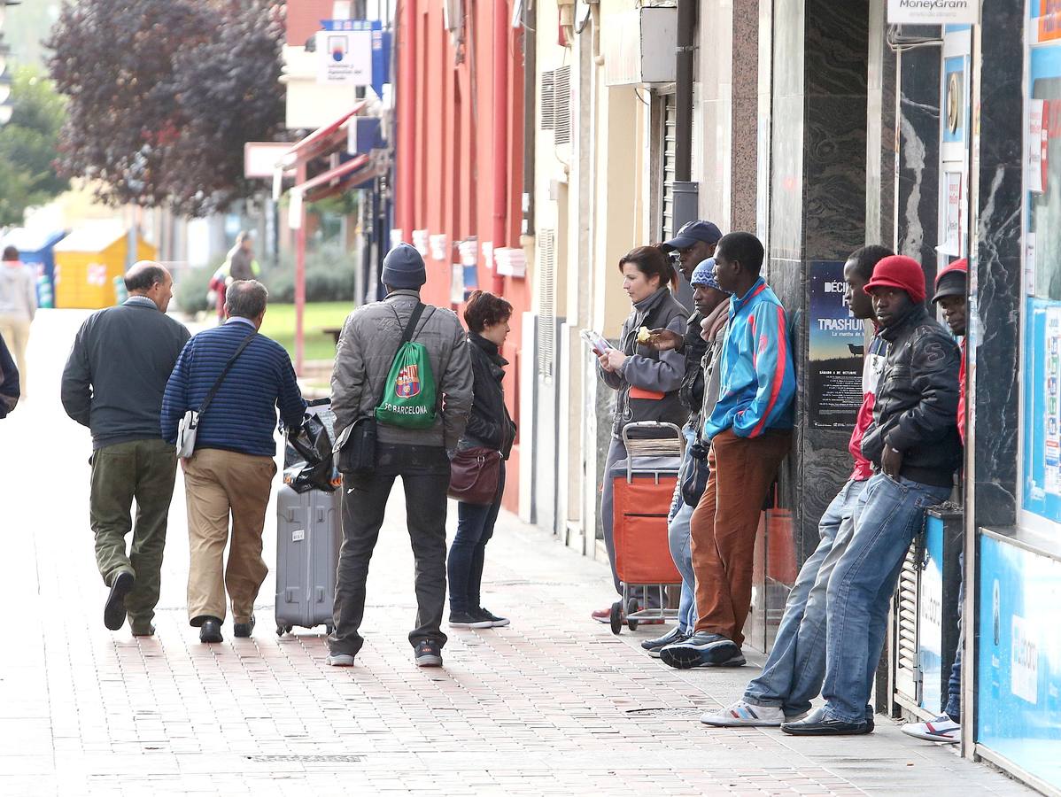 Temporeros esperando en las calles de Logroño, en una campaña anterior